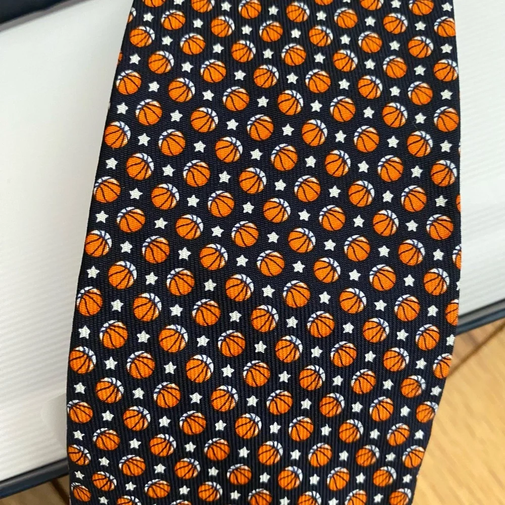 Vineyard Vines stylish tie